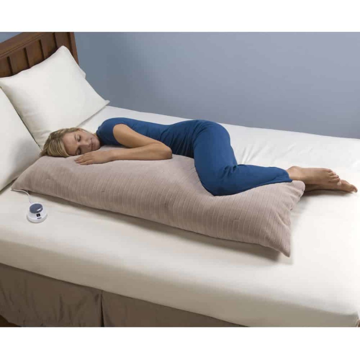 Спать на животе форум. Подушка для лежания на животе. Валик для сна на боку. Удобная подушка. Подушка валик для сна.