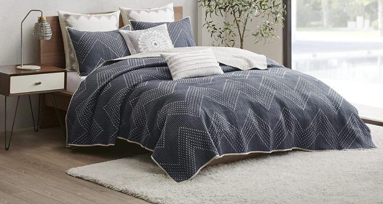 what is a coverlet set