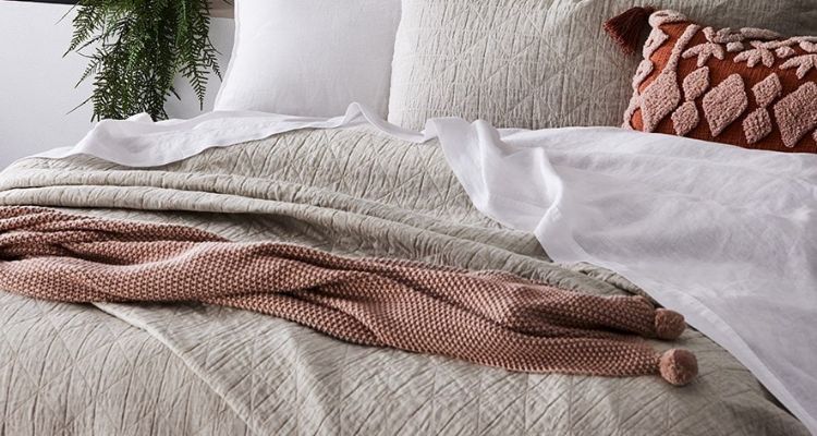 what is the difference between a coverlet and a comforter