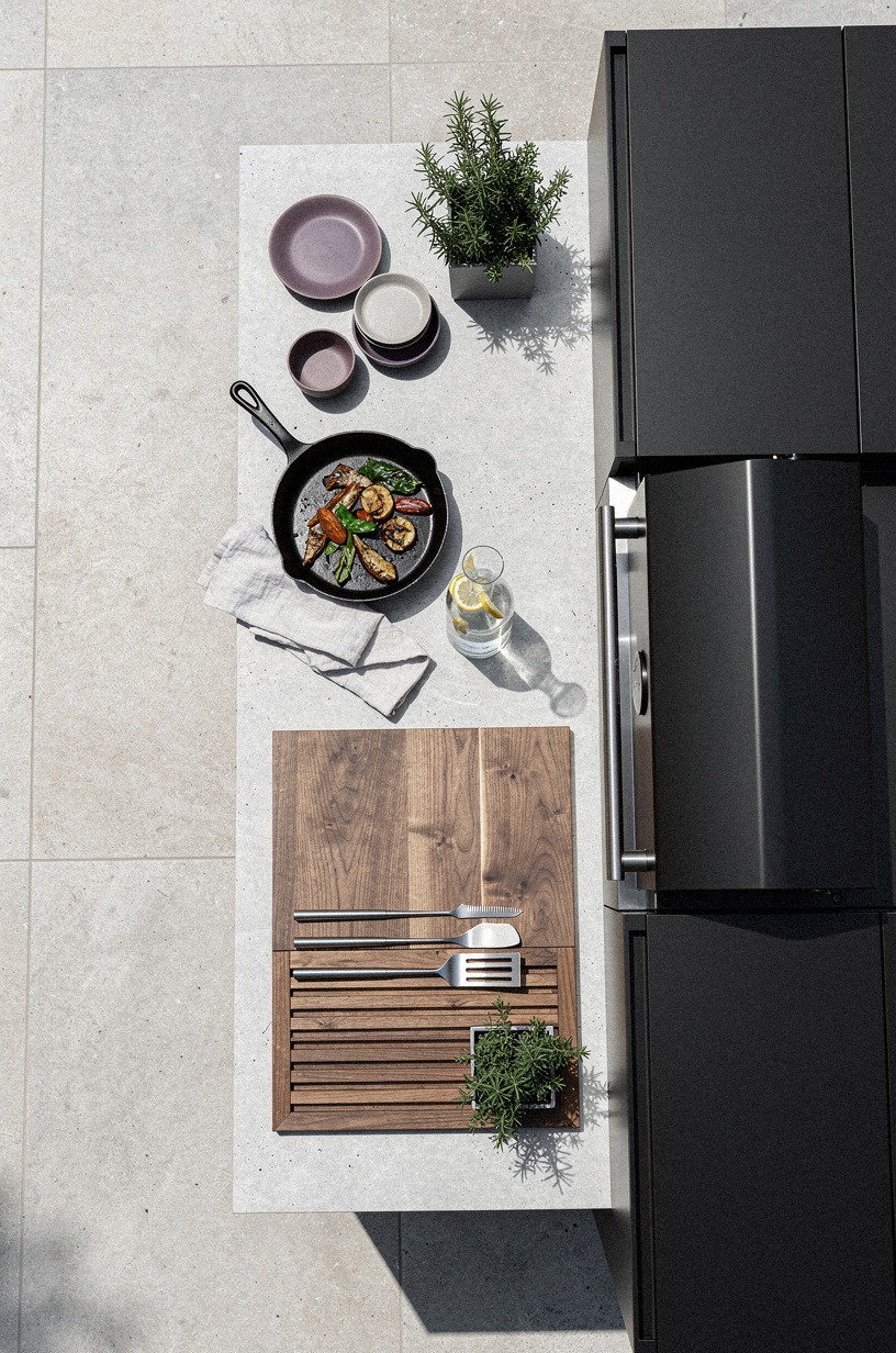 Run black cabinets under the grill wall