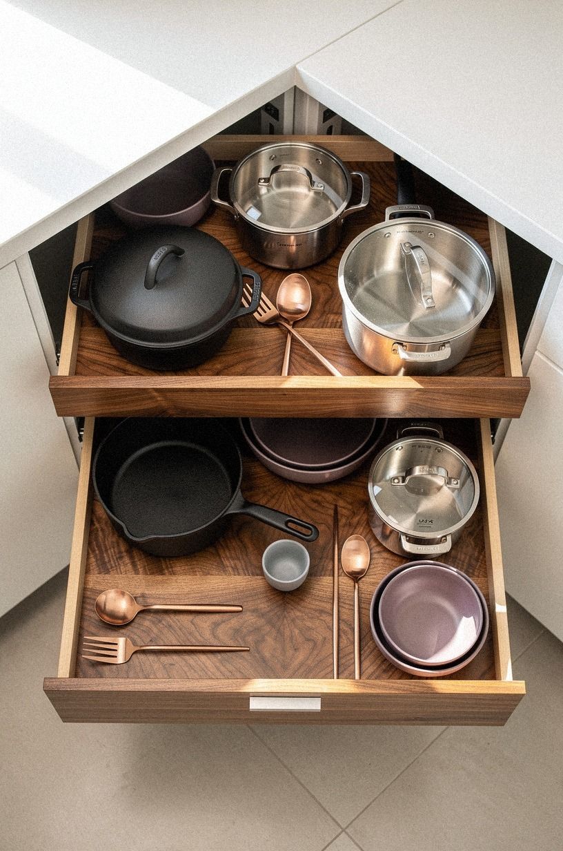 Layer pull-out trays inside deep blind corners