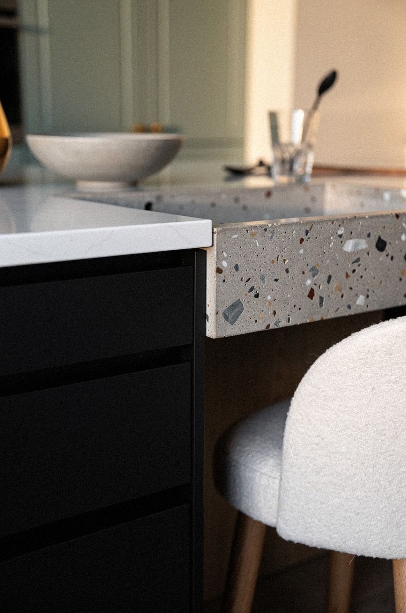 I set black drawers under white quartz