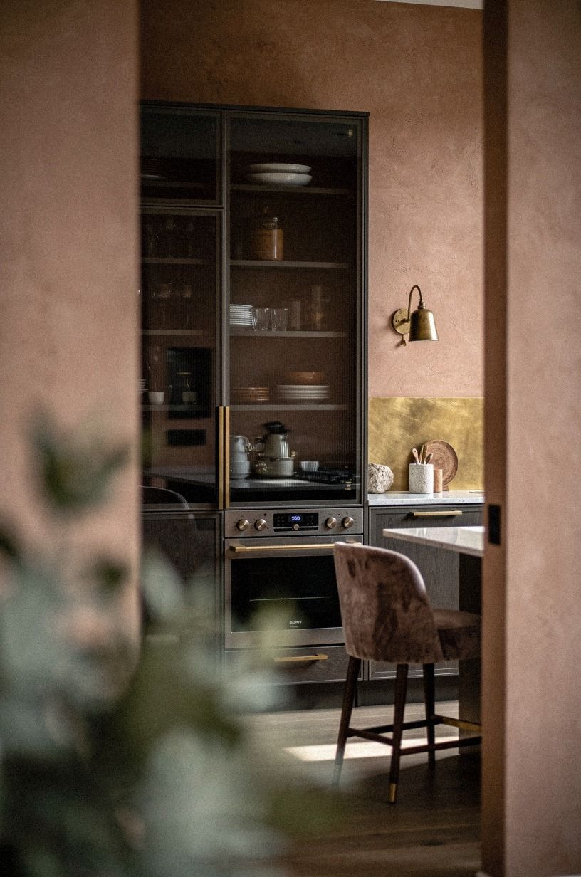 Use smoked glass cabinets beside the range
