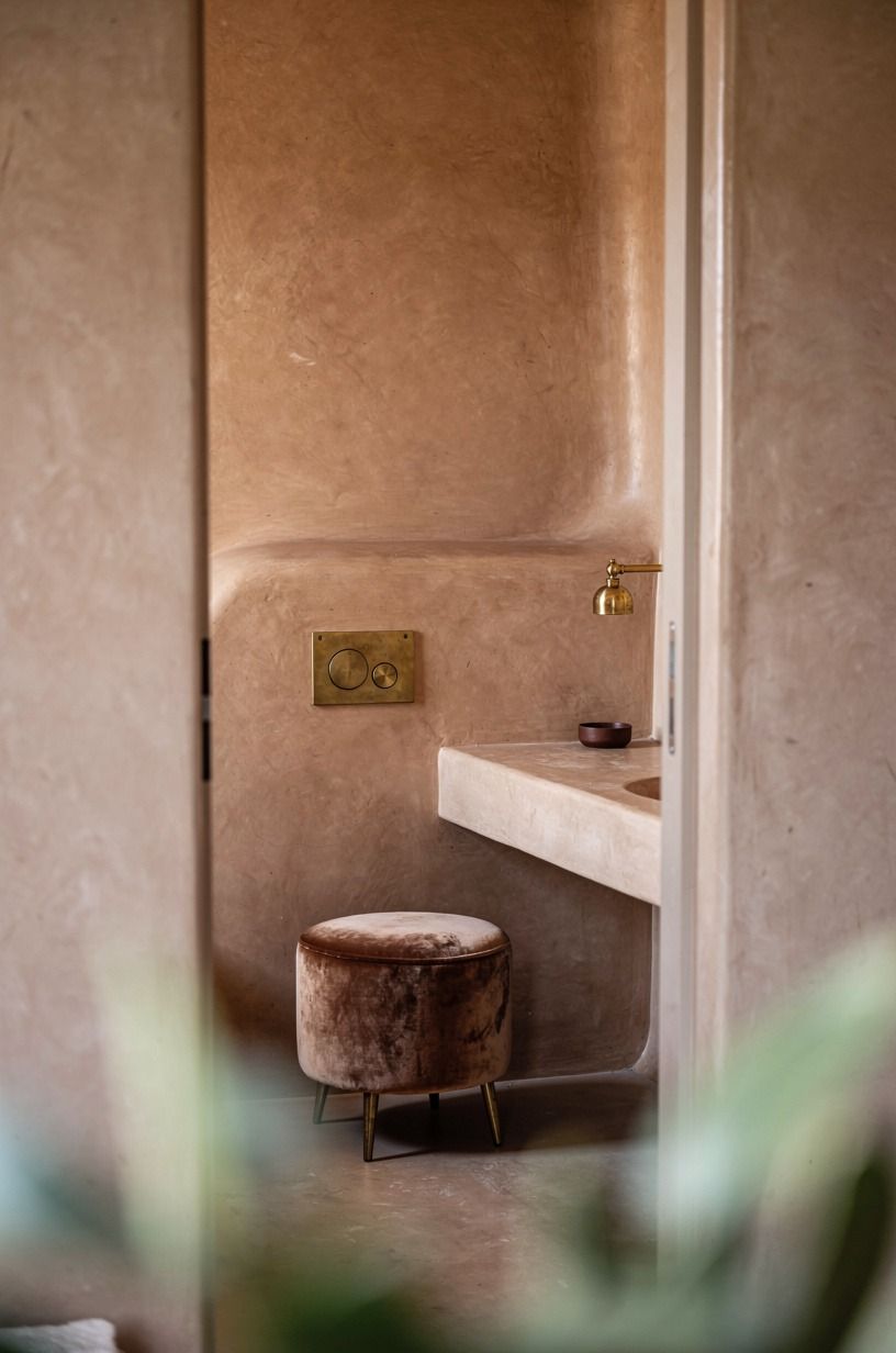 Blend the toilet wall into seamless plaster