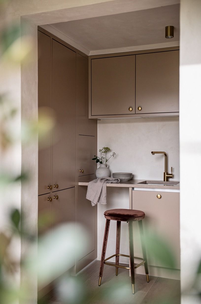 How do you keep dead corners from collecting visual guilt?