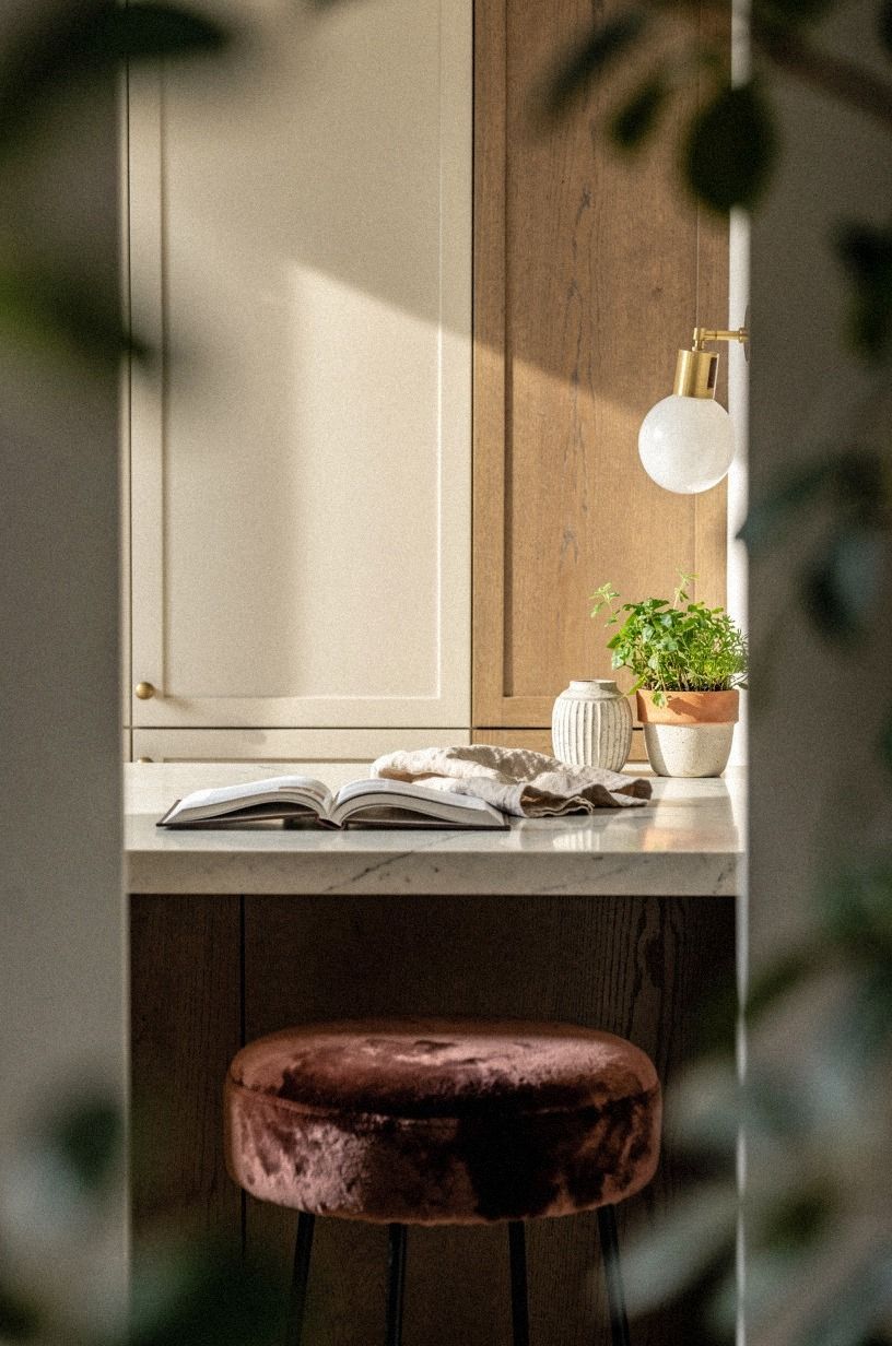 Repeat countertop veining in stained wood tones