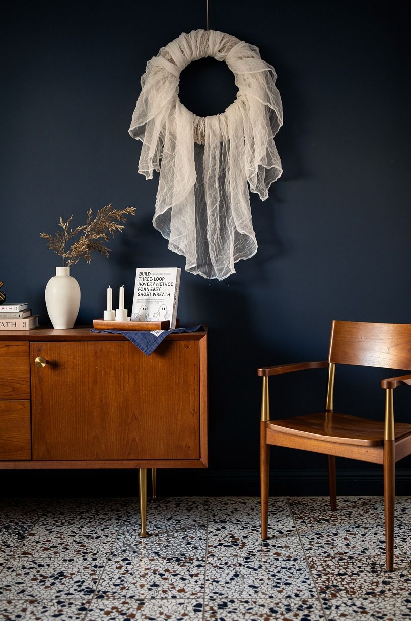 Build the Three-Loop Hover Method for an easy ghost wreath