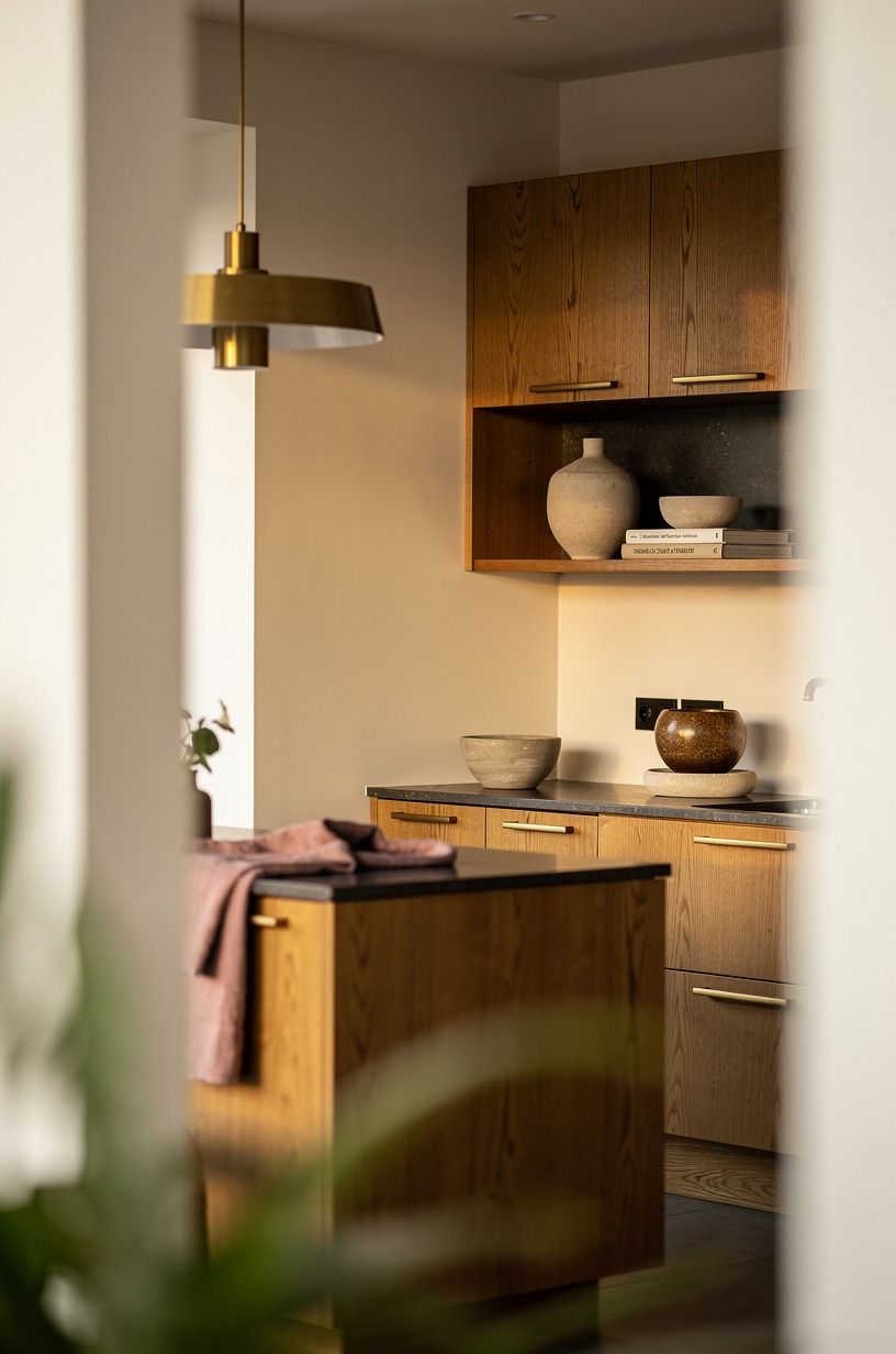 Layer warm oak with creamy walls