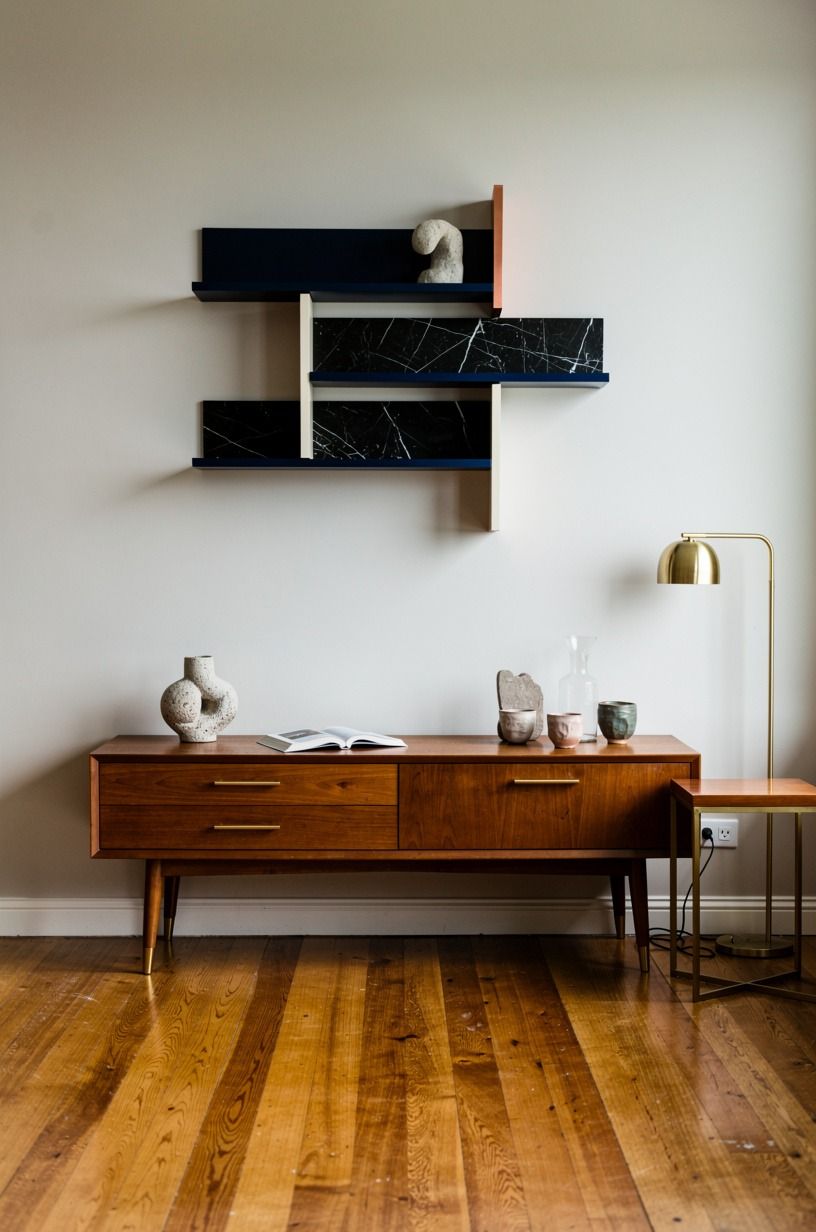 Anchor wall shelves without drilling using a visual triangle