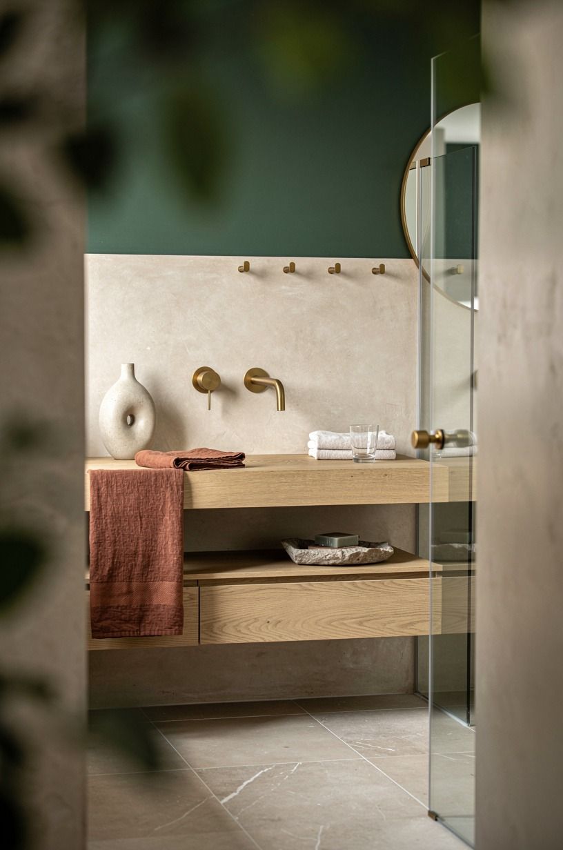 Use limewash beige to calm the wet zone