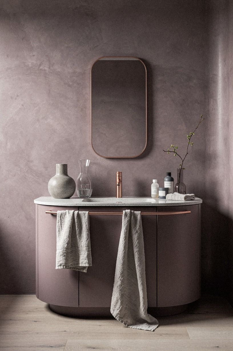 What Makes a Rounded Vanity Work Under Tadelakt Walls?